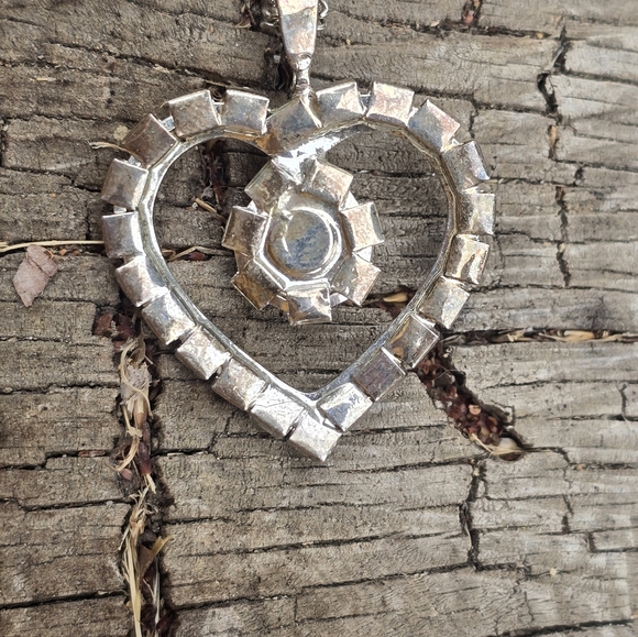 Antique Victorian Clear rhinestone heart pendant with saphiret center stone - Picture 10 of 10